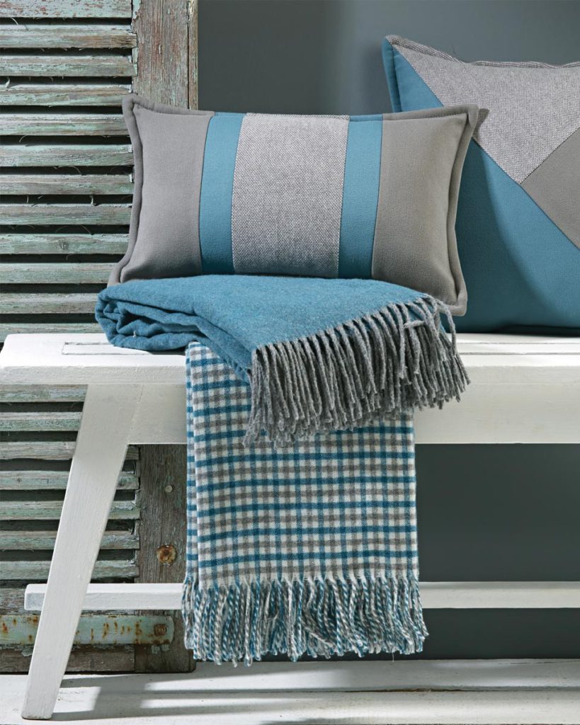 Plaid à carreaux bleu gris en laine d'agneau Escapade-4-5-6-Couverture_1