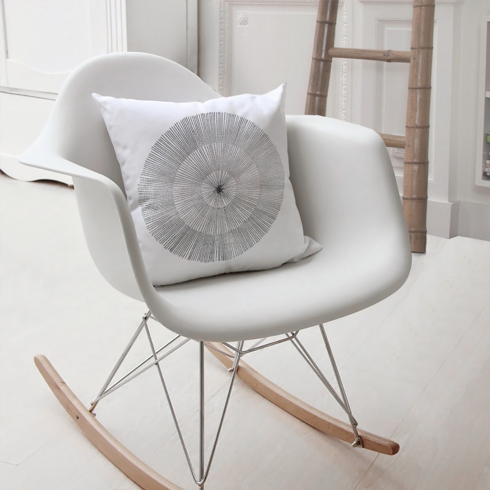 Coussin moderne en coton motif brodé par Edito Paris Coussin moderne en coton motif brodé par Edito Paris