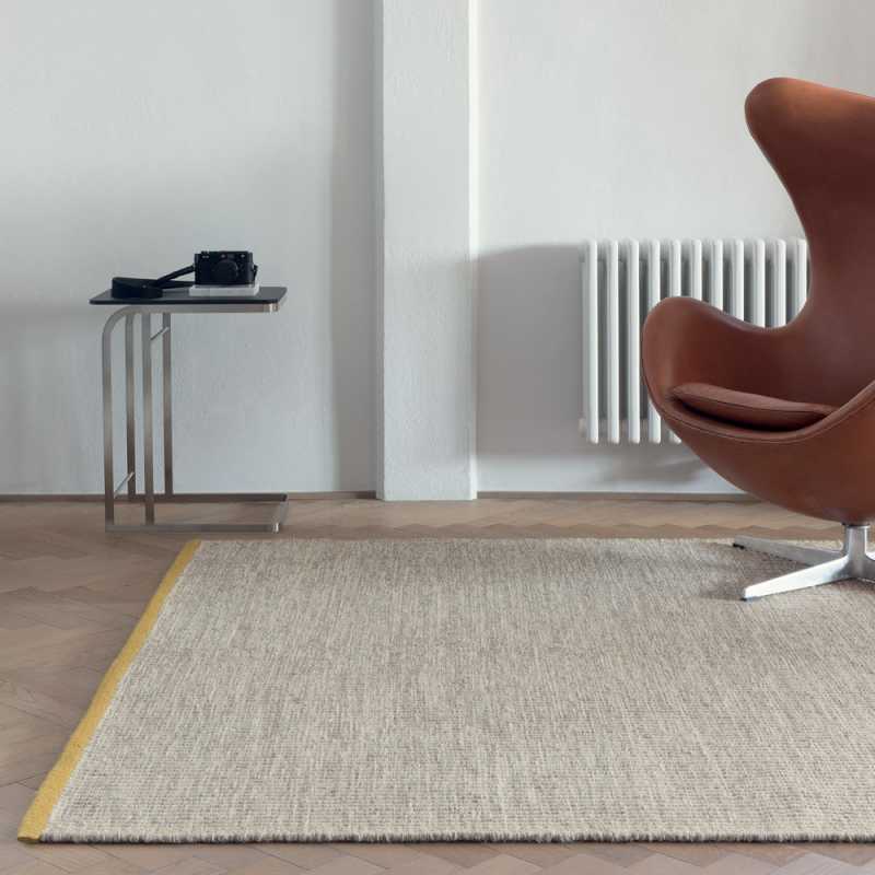 Tapis design en laine de la gamme Marvel beige et jaune