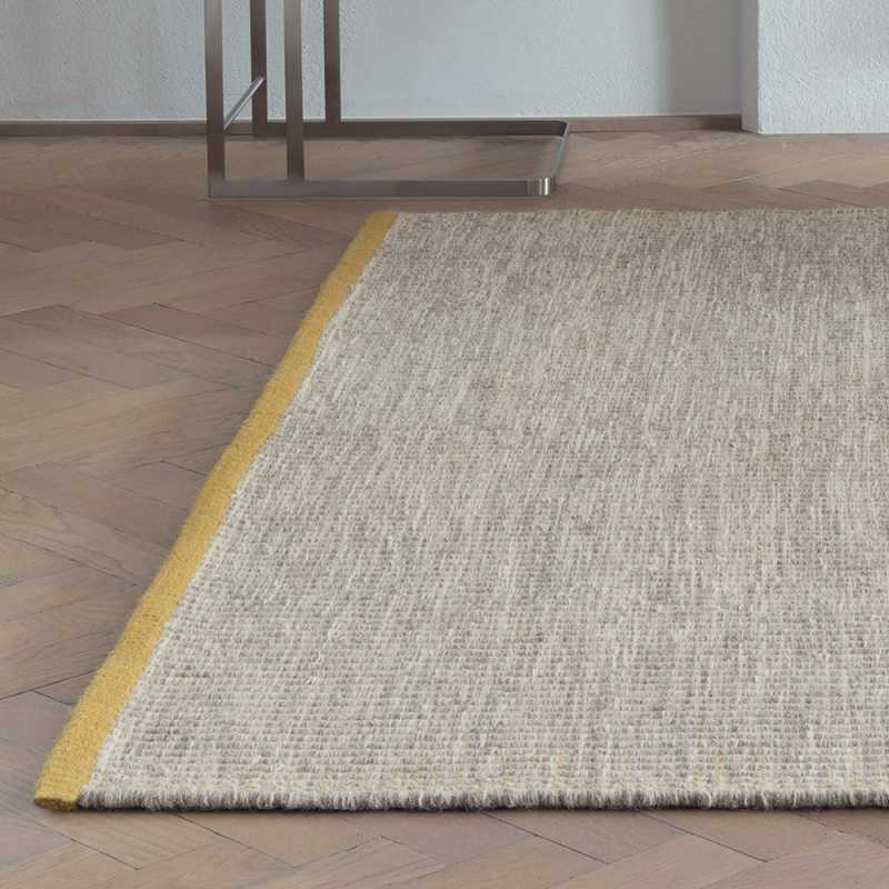 Tapis design en laine de la gamme Marvel beige et jaune