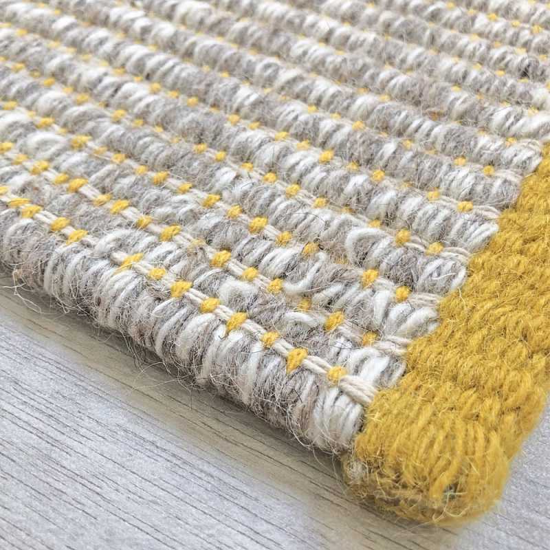 Tapis design en laine de la gamme Marvel beige et jaune