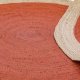 Tapis rond rouge à contour beige en jute tissé à la main