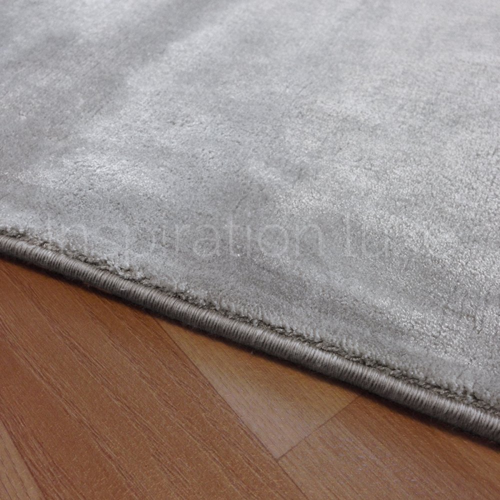 Tapis gris clair en viscose 275 x 350 cm par Inspiration Luxe Editions