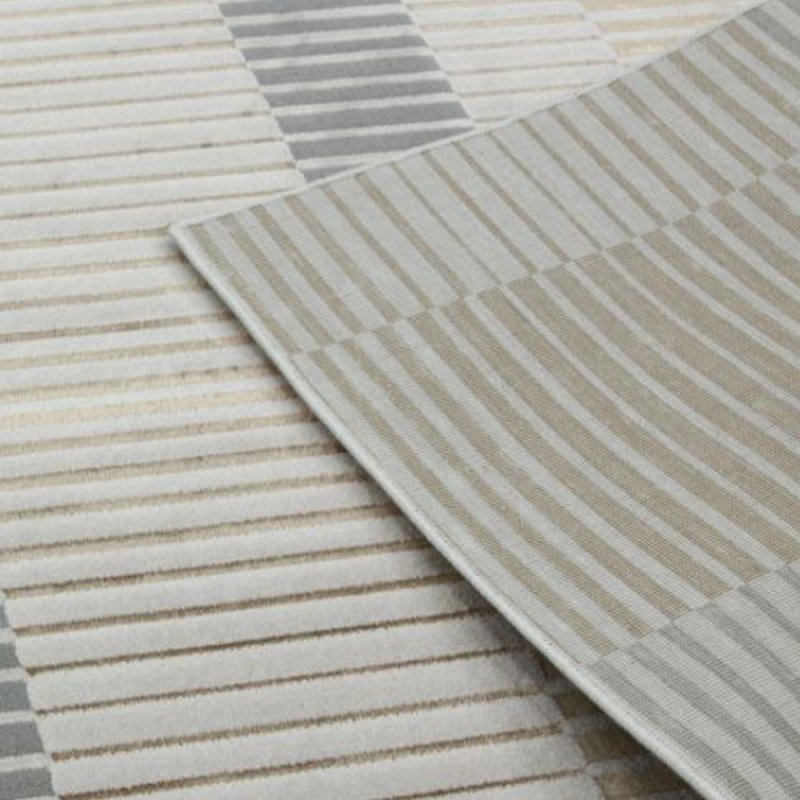 Tapis haut de gamme beige et gris aux motifs rectilignes par Joseph Lebon