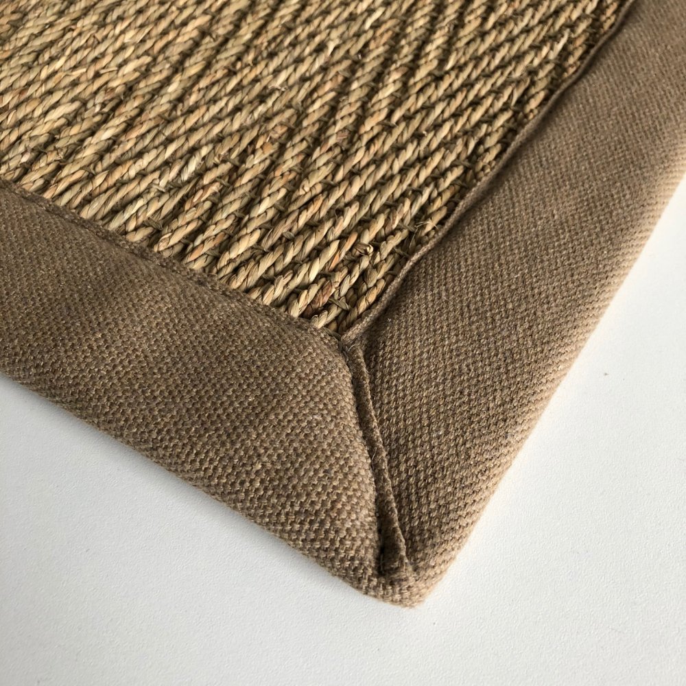 Tapis sur mesure en jonc de mer naturel finition gansée