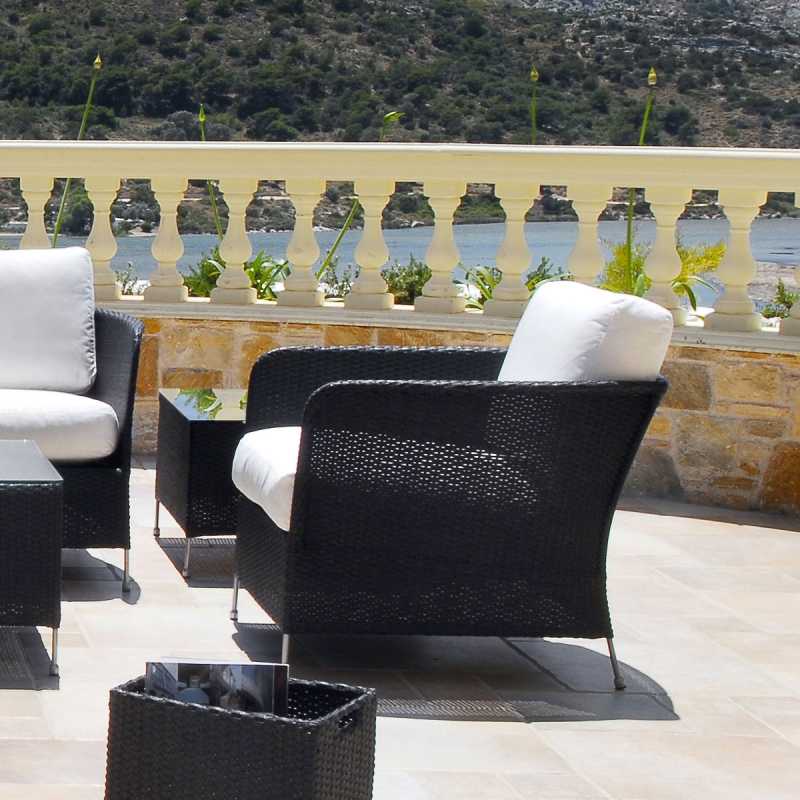 Fauteuil de jardin noir Orion avec coussin haut de gamme par Alexander Rose