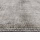 Tapis de luxe gris à carreaux de la gamme Reflect en viscose par Ligne Pure