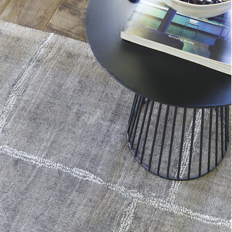 Tapis de luxe gris à carreaux de la gamme Reflect en viscose par Ligne Pure