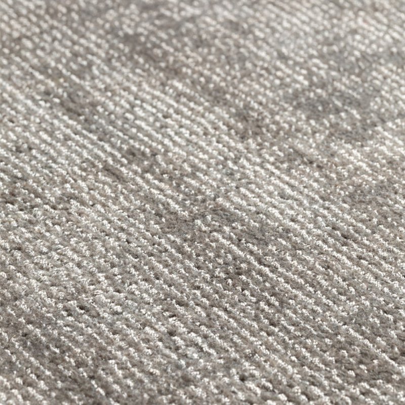 Tapis de luxe gris à carreaux de la gamme Reflect en viscose par Ligne Pure