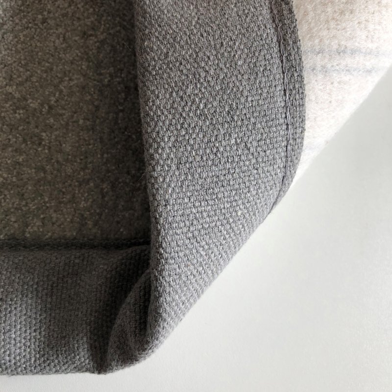 Tapis sur mesure écru fin et doux finition gansée