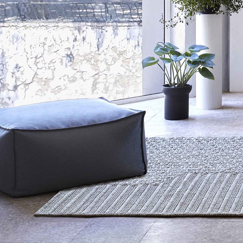 Tapis broderie en laine gris Chaddar par Gan Rugs
