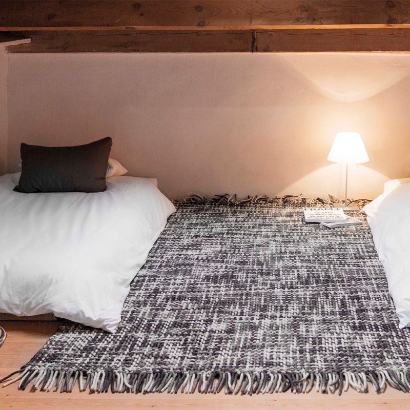 Tapis gris en laine noué main Lama par Gan Rugs