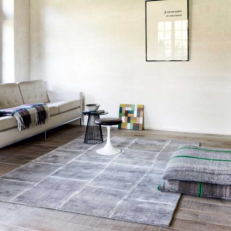 Tapis de luxe gris à carreaux de la gamme Reflect en viscose par Ligne Pure