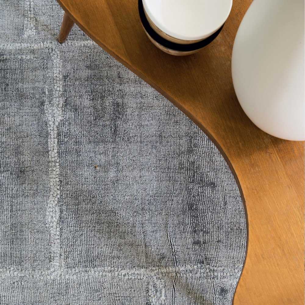 Tapis de luxe gris à carreaux de la gamme Reflect en viscose par Ligne Pure