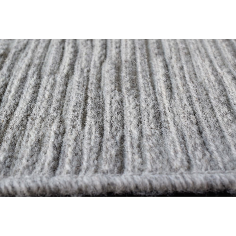 Tapis en laine beige aux effets tricotés par RAGOLLE