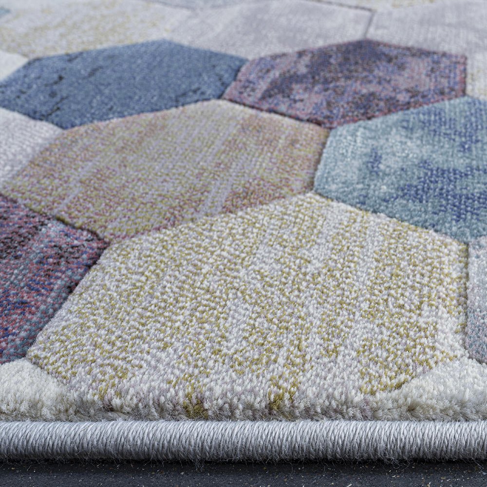 Tapis design aux motifs hexagonaux multicolore