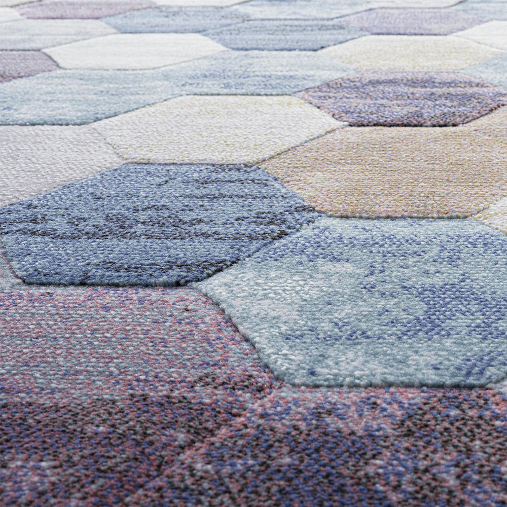 Tapis design aux motifs hexagonaux multicolore