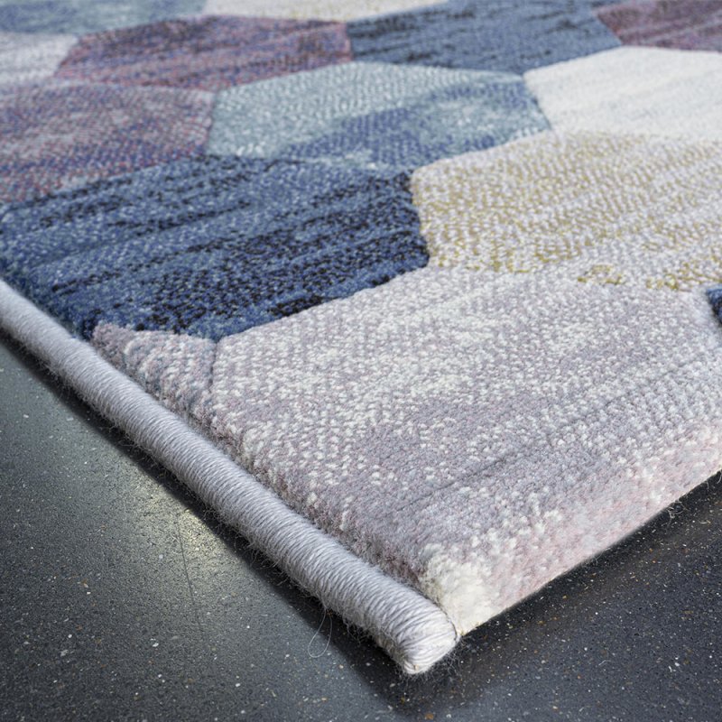 Tapis design aux motifs hexagonaux multicolore