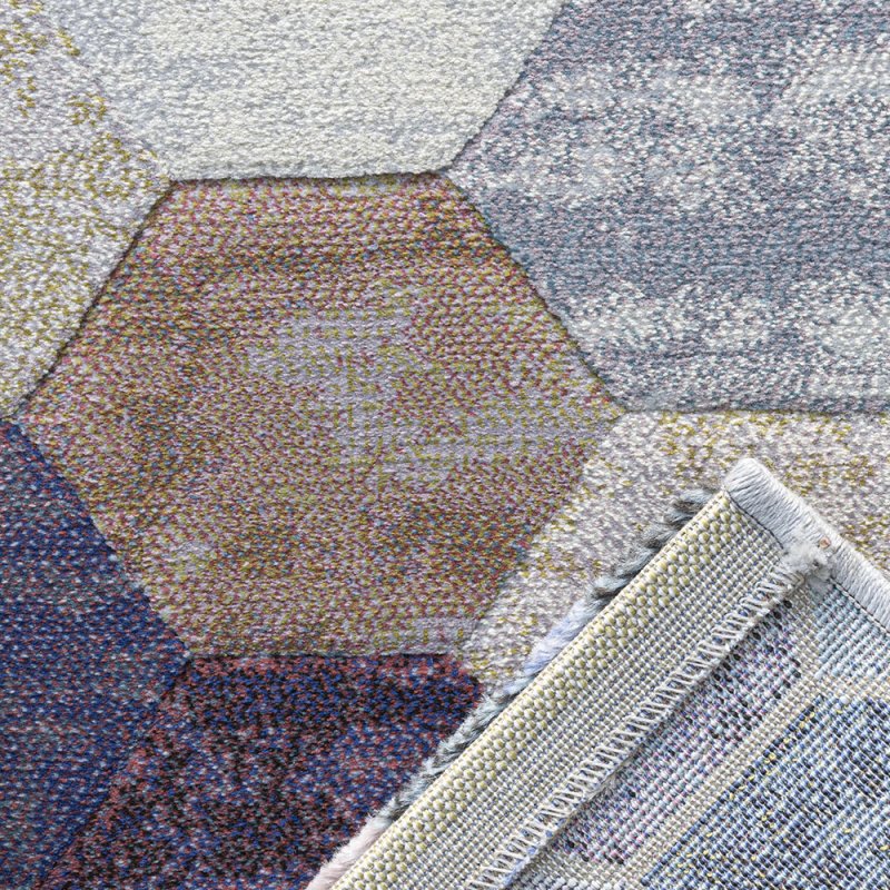 Tapis design aux motifs hexagonaux multicolore