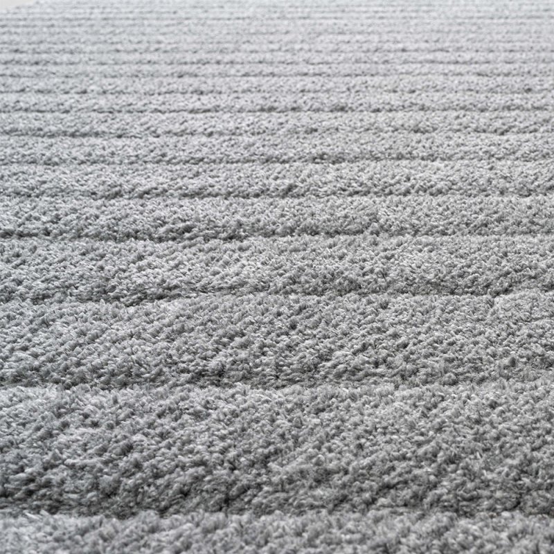 Tapis moderne gris à rayures texturées