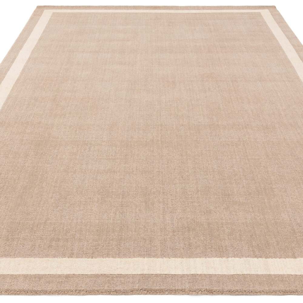 Tapis moderne beige sable avec bordure par Joseph Lebon