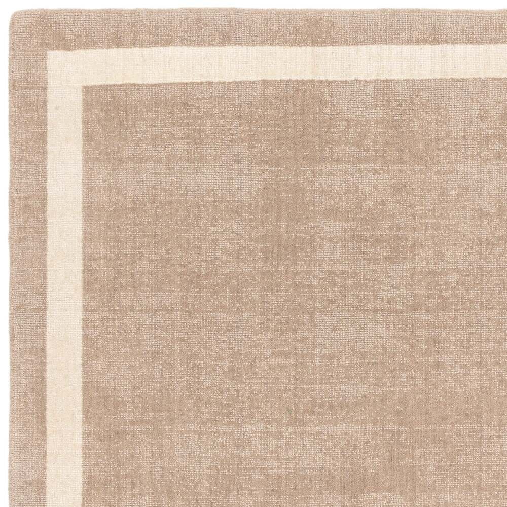 Tapis moderne beige sable avec bordure par Joseph Lebon