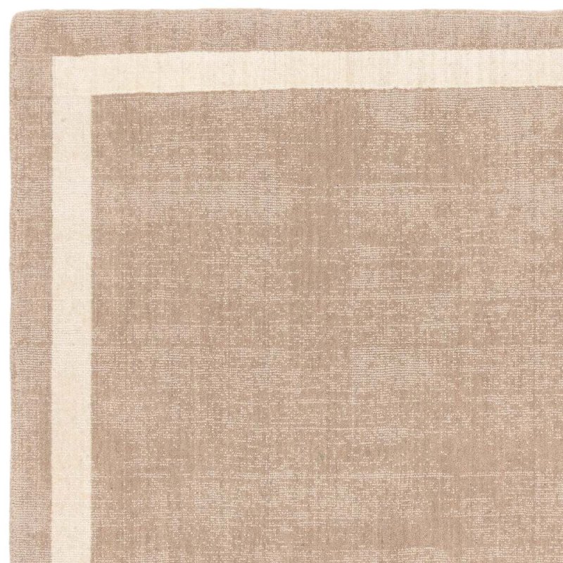 Tapis moderne beige sable avec bordure par Joseph Lebon