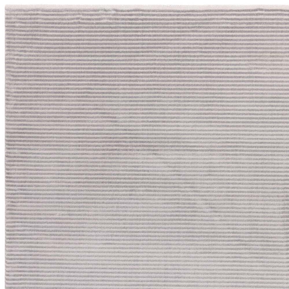 Tapis doux gris argenté à rayures par Joseph Lebon