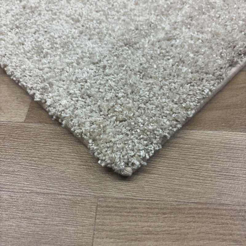 Tapis moelleux sur mesure ivoire anti tache en polyester