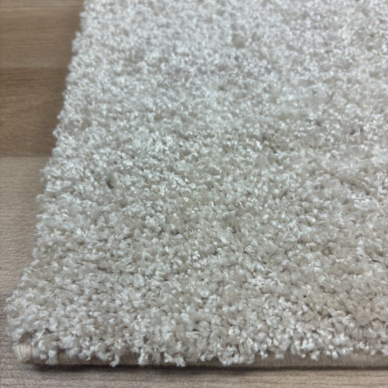 Tapis moelleux sur mesure ivoire anti tache en polyester