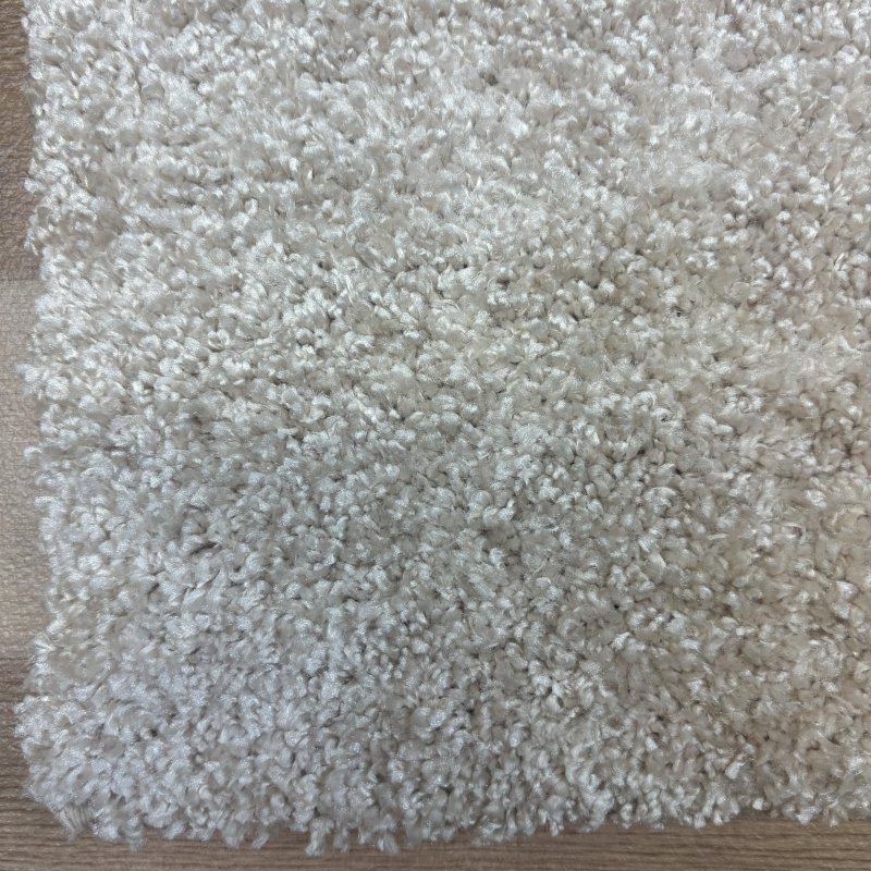 Tapis moelleux sur mesure ivoire anti tache en polyester