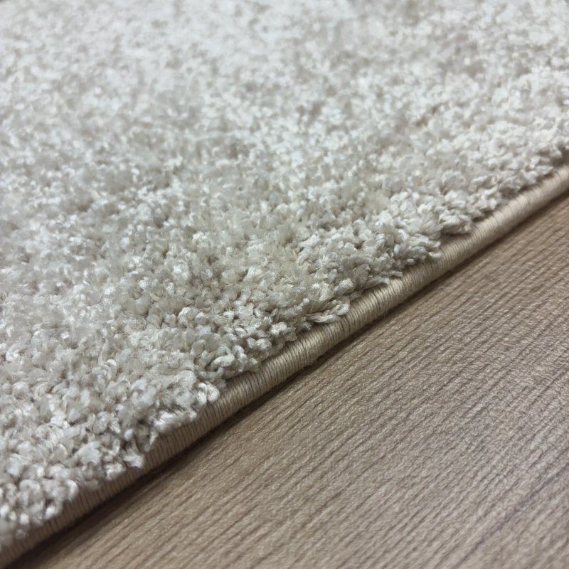 Tapis moelleux sur mesure ivoire anti tache en polyester