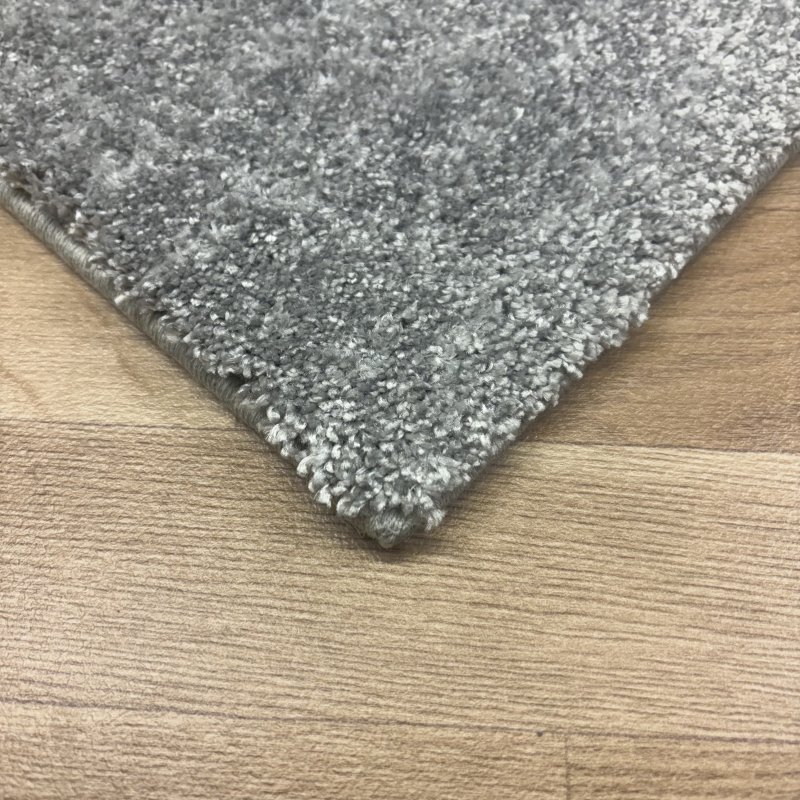 Tapis moelleux sur mesure gris clair anti tache en polyester