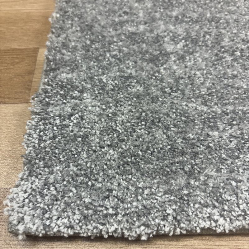 Tapis moelleux sur mesure gris clair anti tache en polyester