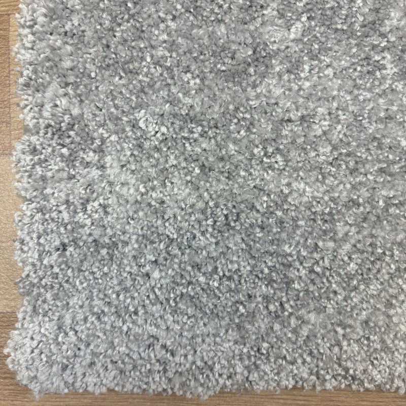 Tapis moelleux sur mesure gris clair anti tache en polyester
