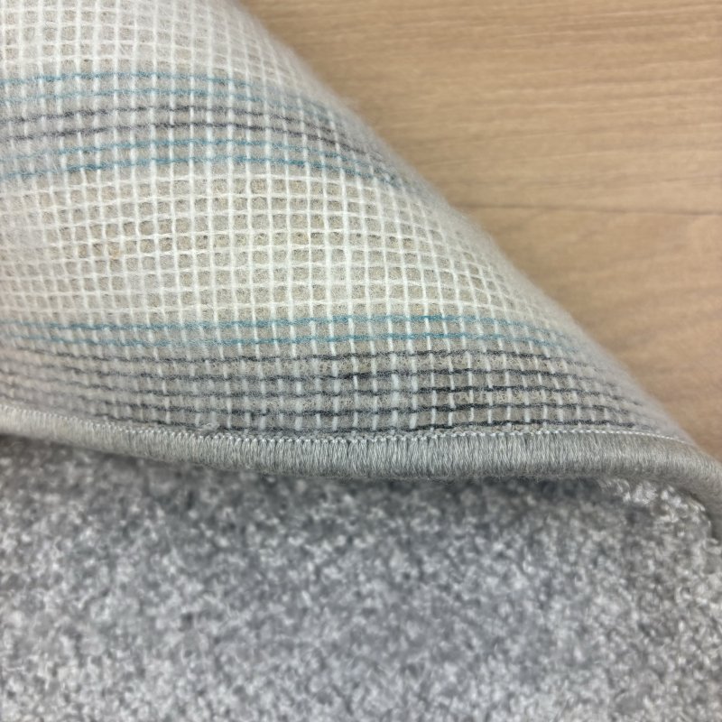 Tapis moelleux sur mesure gris clair anti tache en polyester