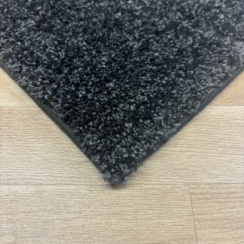 Tapis moelleux sur mesure gris foncé anti tache en polyester