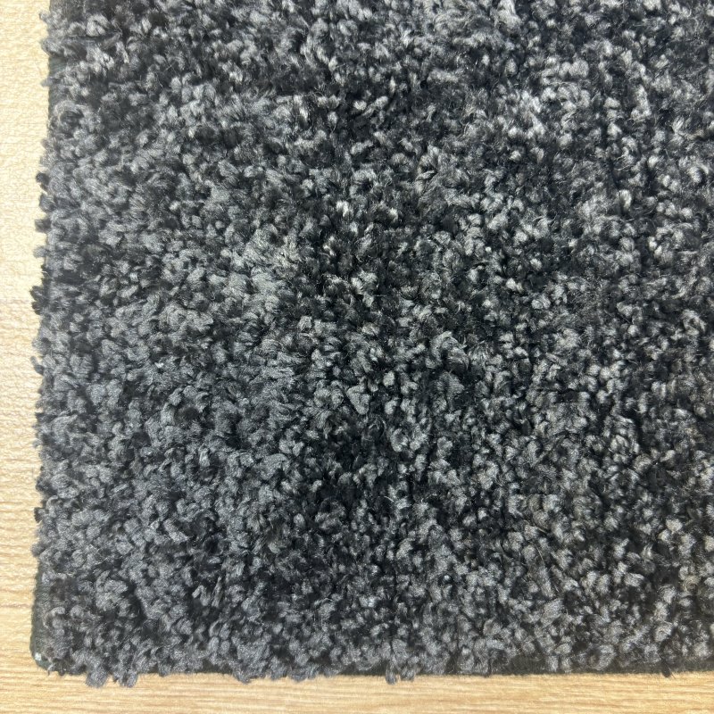 Tapis moelleux sur mesure gris foncé anti tache en polyester