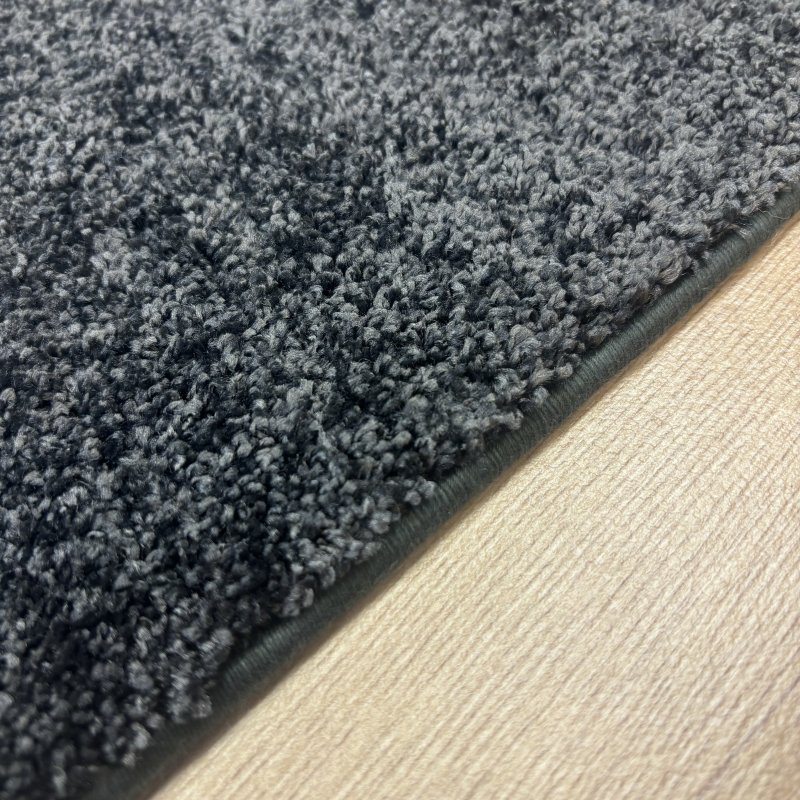 Tapis moelleux sur mesure gris foncé anti tache en polyester
