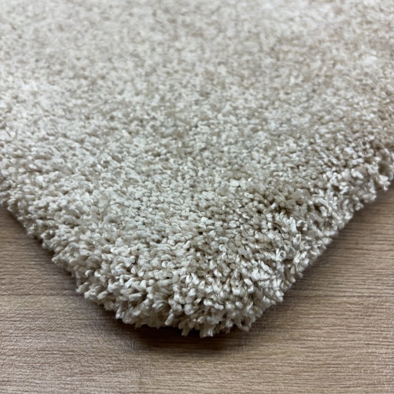 Tapis doux et moelleux sur mesure ivoire anti tache en polyester