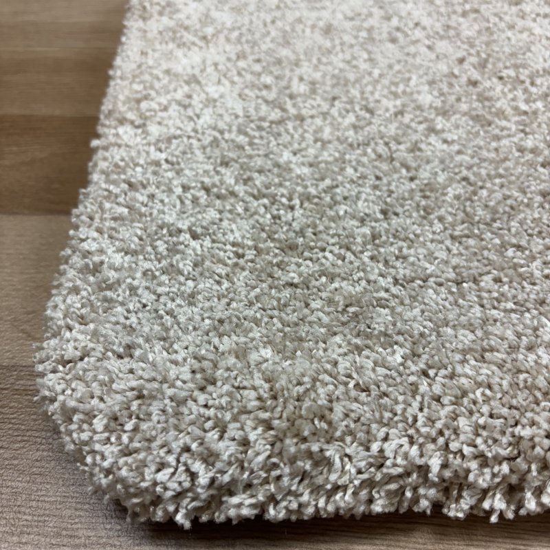 Tapis doux et moelleux sur mesure ivoire anti tache en polyester