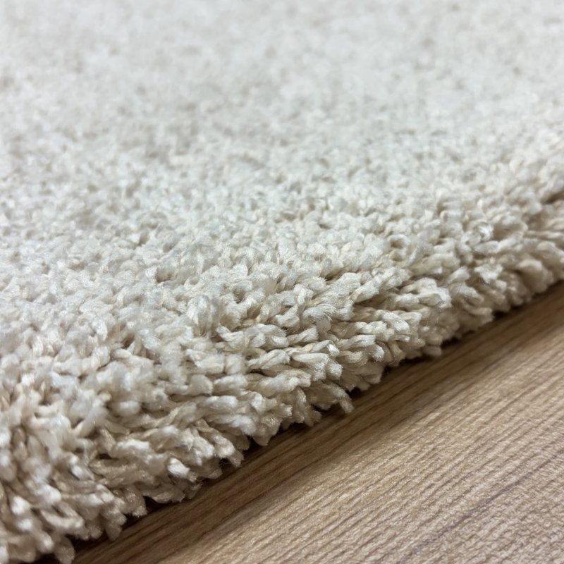 Tapis doux et moelleux sur mesure ivoire anti tache en polyester