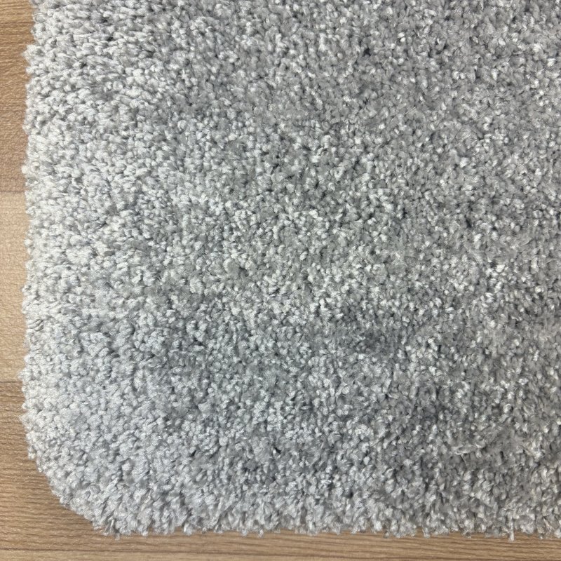 Tapis doux et moelleux sur mesure gris clair anti tache en polyester