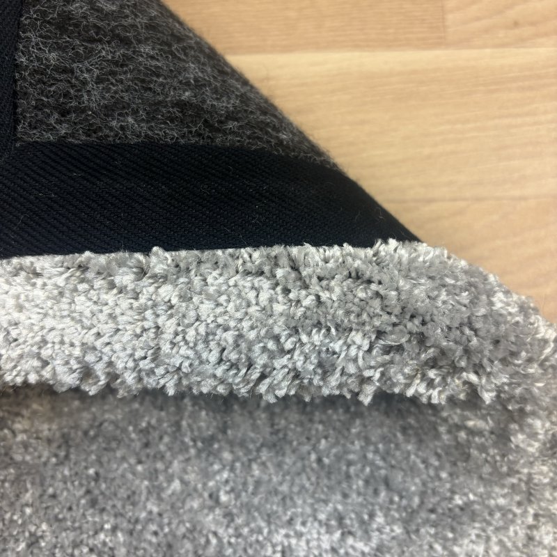 Tapis doux et moelleux sur mesure gris clair anti tache en polyester