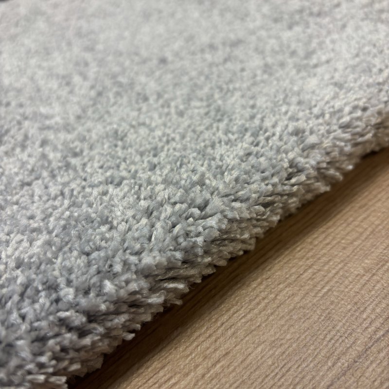 Tapis doux et moelleux sur mesure gris clair anti tache en polyester