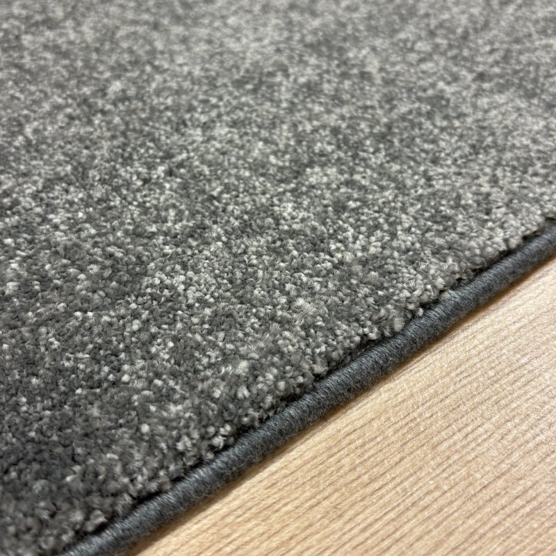 Tapis sur mesure gris anthracite anti taches 100% polypropylène