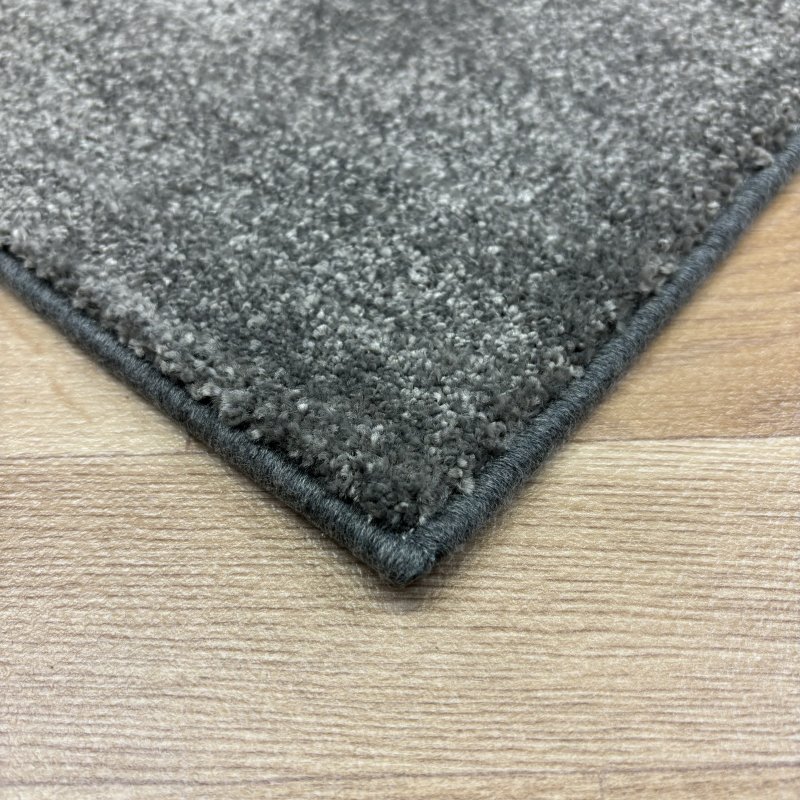 Tapis sur mesure gris anthracite anti taches 100% polypropylène