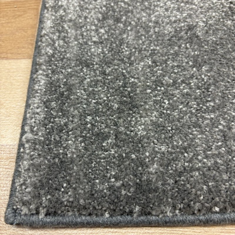 Tapis sur mesure gris anthracite anti taches 100% polypropylène