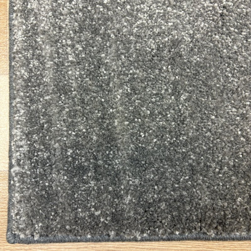 Tapis sur mesure gris anthracite anti taches 100% polypropylène