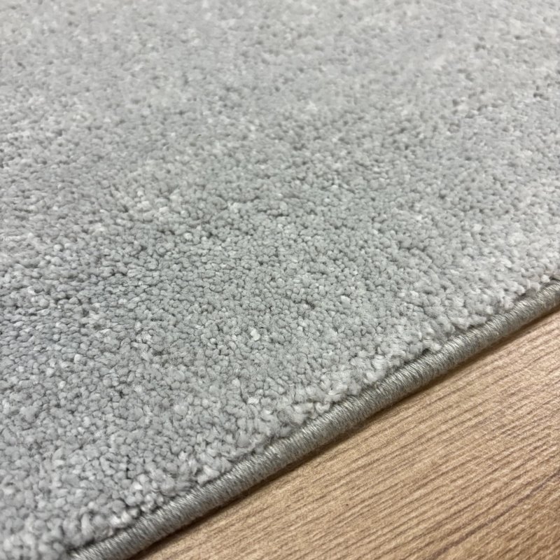 Tapis sur mesure gris clair anti taches 100% polypropylène